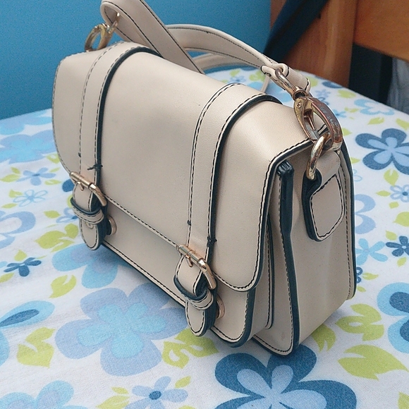 🏷️2/$15 Hibou Crossbody Bag - Picture 4 of 4